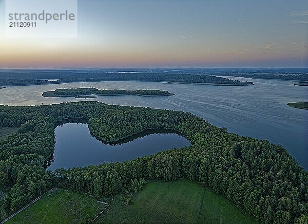 Luftbild des Wigry Sees und der Landschaft im Wigry Nationalpark in Nordpolen im Abendlicht. Krusznik  Podlachien  Polen  Europa