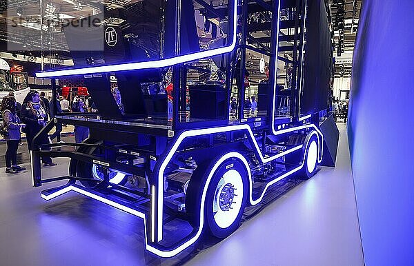 Lichtinstallation in Form eines LKW leuchtet am Stand der ZF Friedrichshafen AG  IAA Transportation Messe  Hannover  18.09.2024.  Hannover  Niedersachsen  Deutschland  Europa