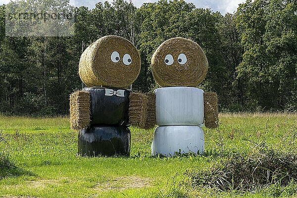 Strohballen Puppen  Figuren  als Hochzeitspaar  vor einem Haus beim niederländischen Arcen  Deko für das Hochzeitspaar  Niederlande  Europa