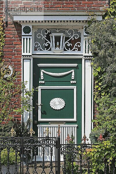 Schöne alte Haustür in Greetsiel  Ostfriesland  Niedersachsen  Bundesrepublik Deutschland