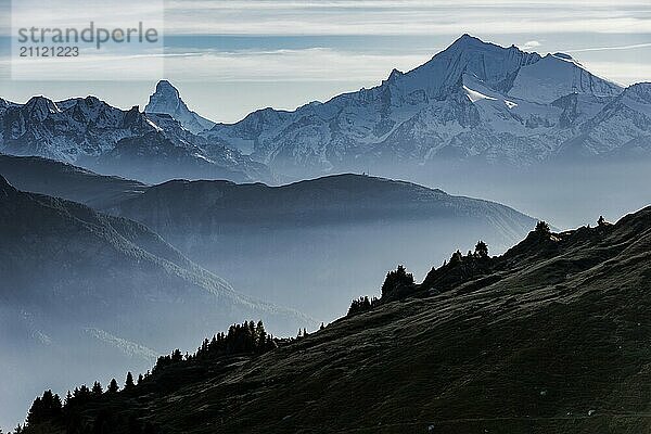 Schweizer Alpen  Matterhorn  Abendlicht  Abenddämmerung  Nebel  Silhouette  Wallis  Schweiz  Europa