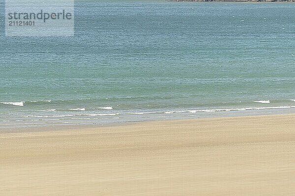 Fine sandy beach in front of a calm and clear turquoise blue sea. Crozon  Brittany  Frankreich  Europa