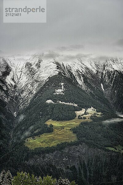 Aussicht auf die Schweizer Alpen  Nebel  Winter  Schnee  Winterurlaub  Tourismus  Rhonetal  Brig  Wallis  Schweiz  Europa