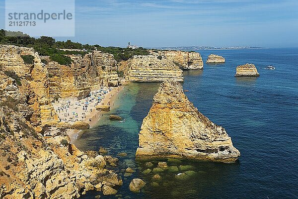 Ein schöner Strand an einer felsigen Küste mit klarem  blauem Wasser und sonnigem Himmel  Praia da Marinha  Lagoa  Felsalgarve  Algarve  Portugal  Europa