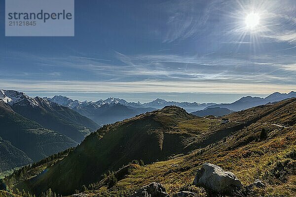 Bettmeralp  Gebirgslandschaft  Tourismus  Wanderung  wandern  Reise  Sonne  Sonnenlicht  Lichtstimmung  Gegenlicht  Wallis  Schweiz  Europa