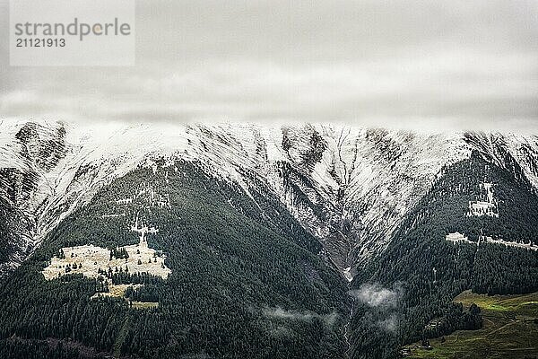 Aussicht auf die Schweizer Alpen  Nebel  Winter  Schnee  Winterurlaub  Tourismus  Rhonetal  Brig  Wallis  Schweiz  Europa