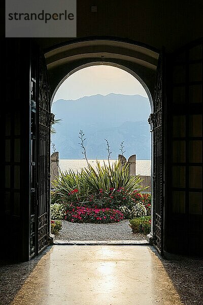 Blick aus dem inneren einer Stadtvilla  Licht  Sonne  Sonnenstrahl  Gegenlicht  dramatisch  Architektur  Villa  historisch  Malcesine  Gardasee  Italien  Europa