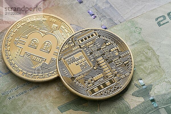 Zwei goldene Bitcoins liegen auf Rechnungen von einigen östlichen Land Nahaufnahme isoliert Schuss auf weiß