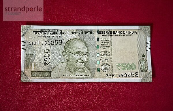 Indische 500 Rupien Banknote auf einem roten Hintergrund