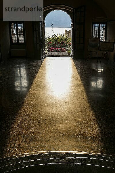 Blick aus dem inneren einer Stadtvilla  Licht  Sonne  Sonnenstrahl  Gegenlicht  dramatisch  Architektur  Villa  historisch  Malcesine  Gardasee  Italien  Europa