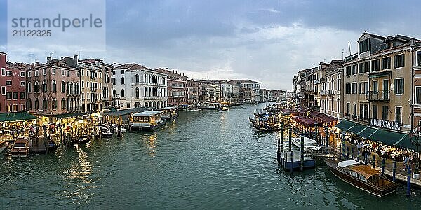 Blick von der Rialtobrücke  Abendstimmung  Canale Grande  Attraktion  Zentrum  Panorama  Venedig  Italien  Europa