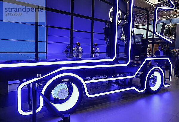 Lichtinstallation in Form eines LKW leuchtet am Stand der ZF Friedrichshafen AG  IAA Transportation Messe  Hannover  18.09.2024.  Hannover  Niedersachsen  Deutschland  Europa