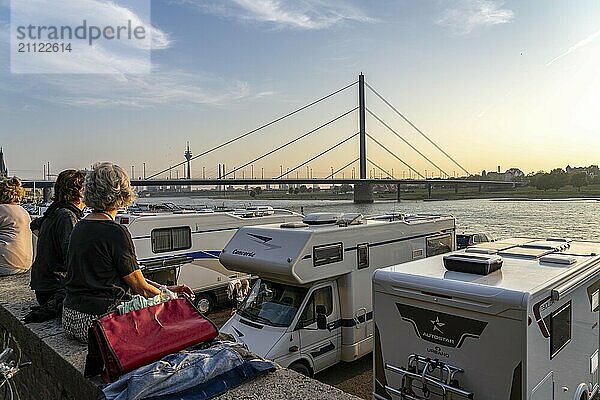 Wohnmobil Stellplatz am Rheinufer  Düsseldorf am Rhein  Wohnmobil Stellplatz am Rheinufer  Rheinterrasse  Oberkassler Brücke  Düsseldorf  Nordrhein-Westfalen  Deutschland  Europa