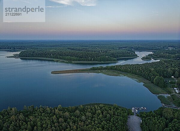 Luftbild des Wigry Sees und der Landschaft im Wigry Nationalpark in Nordpolen im Abendlicht. Krusznik  Podlachien  Polen  Europa