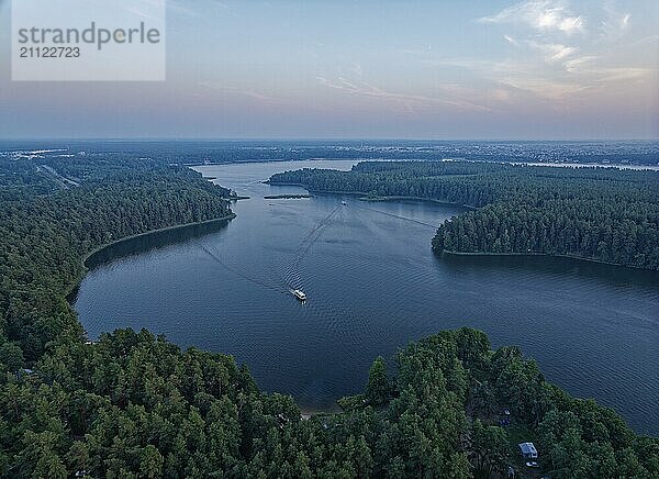 Luftbild vom Rospuda See am Abend in Nordpolen. Augustow  Podlachien  Polen  Europa