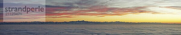 Abendrot über dem Nebelmeer am Bodensee  Inversionswetterlage mit Alpenblick