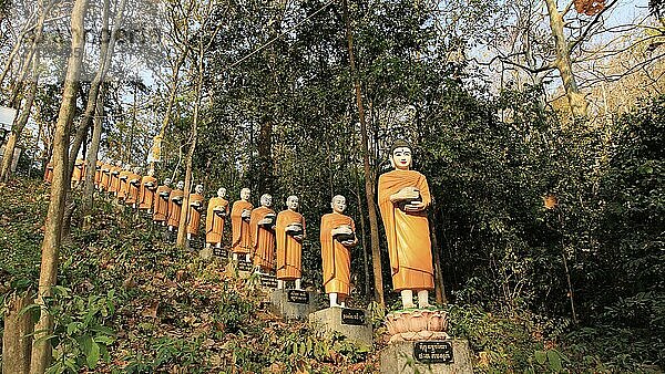 Mönchsstatuen am Aufstieg zur Phnom Sambok Pagode in der Nähe von Kratie in Kambodscha