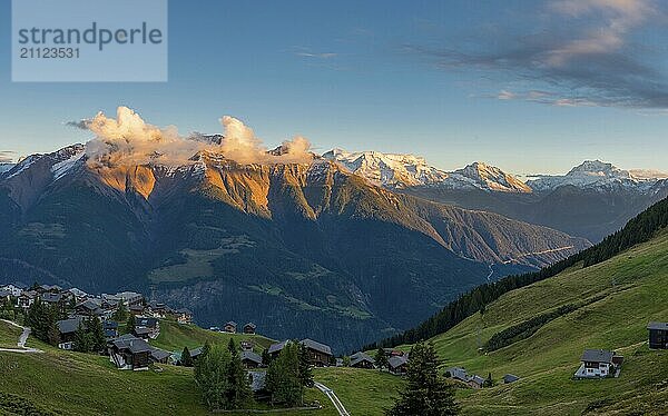 Bettmeralp mit Blick in das Rhonetal  Abendstimmung  Alpenglühen  Tourismus  Bergdorf  Reise  Wallis  Schweiz  Europa