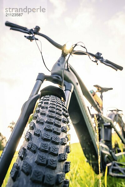 Vorderansicht eines Fahrradreifens bei Sonnenuntergang  Natur im Hintergrund  Waldbike  E- Bike  Calw  Schwarzwald  Deutschland  Europa