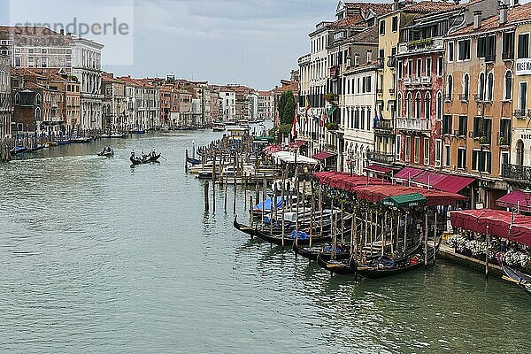 Blick von Rialto-Brücke  Altstadt  Gondel  Attraktion  Canale Grande  Venedig  Italien  Europa