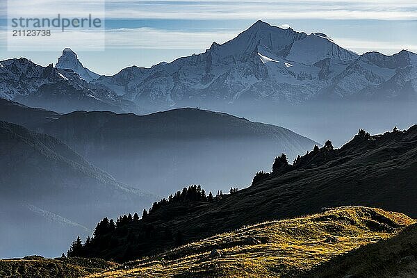 Schweizer Alpen  Matterhorn  Abendlicht  Abenddämmerung  Nebel  Silhouette  Wallis  Schweiz  Europa