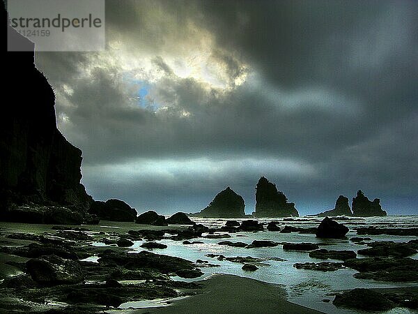 Neuseeland  Strand von Motukiekie  Felsen  Küste  Strand  Silhouetten  Gewitter  Motukiekie Beach  Motukiekie  Neuseeland  Ozeanien