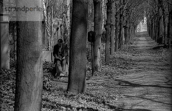 DDR  Berlin  27.04.1987  Jüdischer Friedhof Weißensee  im Frühling  zeichnender Mann mit Kippa (Davidstern)