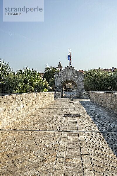 Skyline einer kleinen Mittelmeerstadt  historisches Stadtzentrum mit massiven Stadtmauern auf einer Insel in einer Bucht oder Lagune. Morgenstimmung in Nin  Zadar  Dalmatien  Kroatien  Adria  Europa