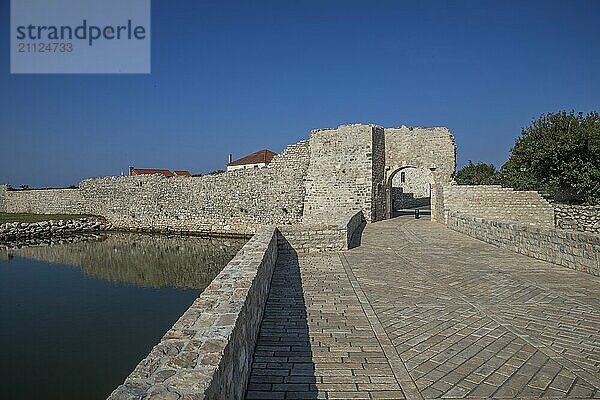 Skyline einer kleinen Mittelmeerstadt  historisches Stadtzentrum mit massiven Stadtmauern auf einer Insel in einer Bucht oder Lagune. Morgenstimmung in Nin  Zadar  Dalmatien  Kroatien  Adria  Europa