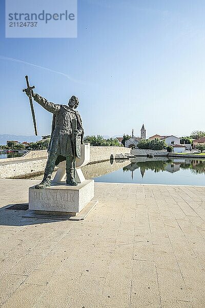 Skyline einer kleinen Mittelmeerstadt  historisches Stadtzentrum mit massiven Stadtmauern auf einer Insel in einer Bucht oder Lagune. Morgenstimmung in Nin  Zadar  Dalmatien  Kroatien  Adria  Europa