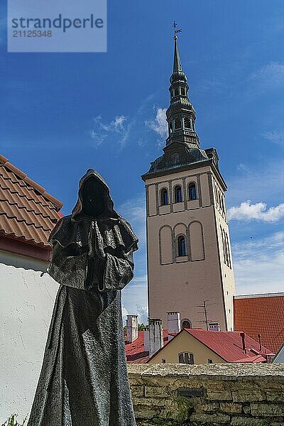 Skulptur von 3 Mönchen im Dänischen Garten in Tallinn  Estland  Europa