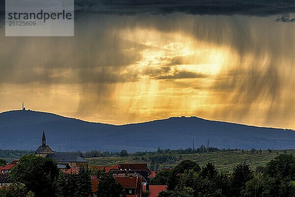 Blick zum Brocken über Hasselfelde mit Sonnenuntergang