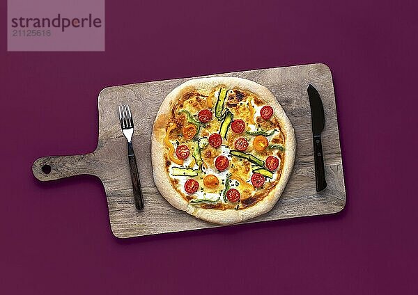 Oben Ansicht mit vegetarischer Pizza minimalistisch auf einem lila Hintergrund. Leckere hausgemachte Pizza Primavera