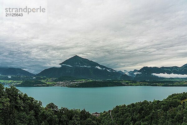 Panoramablick auf den Thunersee in der Schweiz