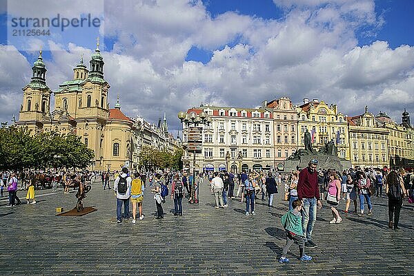 Menschen auf dem Altstädter Ring in Prag  Tschechische Republik  Europa