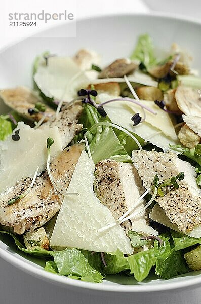 Bio Huhn Cäsar Salat mit Parmesan und Croutons auf weißem Tisch Hintergrund