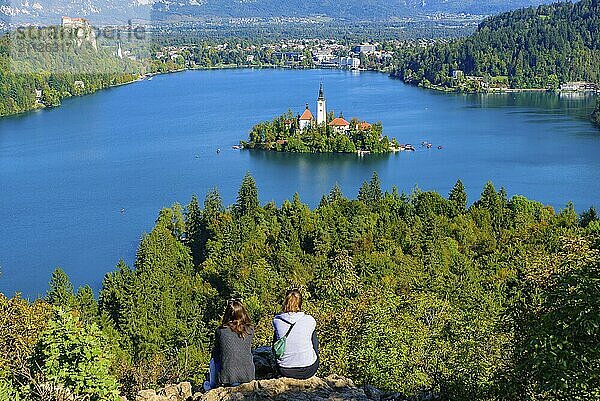 Zwei Personen auf dem Hügel Osojnica mit Blick auf die Insel Bled und den Bleder See  ein beliebtes Touristenziel in Slowenien