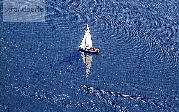 Segelboot auf dem Baldeney-See in Essen. Aerial View  Sailing boat on the abldeney see. Nordrhein-Westfalen  Ruhrgebiet