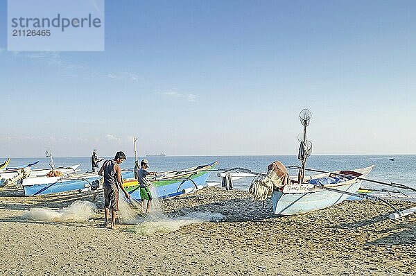 Fischer bei der Arbeit am Strand von Dili in Osttimor