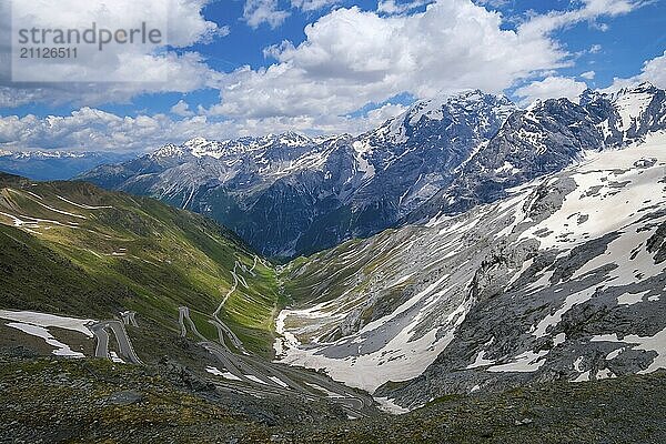 Stilfserjoch  Vinchgau  Südtirol  Italien  Berglandschaft am Ortler  Stilfser Joch Passstraße  der Aufstieg über die engen Kurven  die engen Kehrer ist ein beliebtes Ziel für Radsportler  Motorradfahrer und Autofahrer. Die Ortler-Alpen im Vinschgau mit ihren fast 100 Gletschern sind ein Bergstock von ca. 50 km Länge und 40 km Breite  Europa