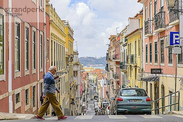 Ein alter Mann überquert die Straße in Lissabon  Portugal  Europa