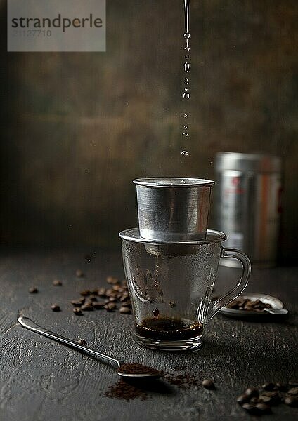 Zubereitung von vietnamesischem Kaffee mit Aluminium Kaffeefilter auf dunklem Hintergrund