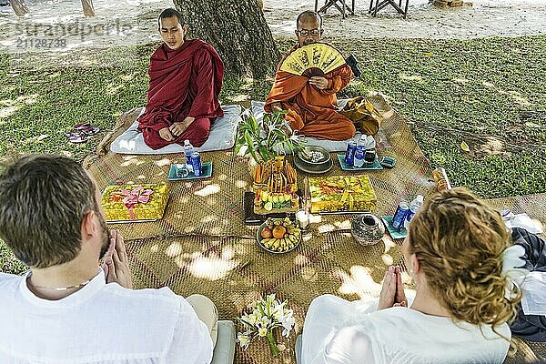 Mönche segnen buddhistische Hochzeitszeremonie für westeuropäisches Paar in Kambodscha Asien