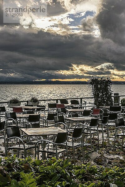 Kaffeeterrasse draußen am Bodenseeufer in Friedrichshafen  an einem regnerischen Novembertag bei Sonnenuntergang