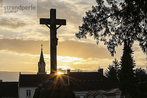 Abendrot bei Sonnenuntergang  Silhouette von einem Kreuz und einem Kirchturm  Jakobifriedhof  Leoben  Steiermark  Österreich  Europa