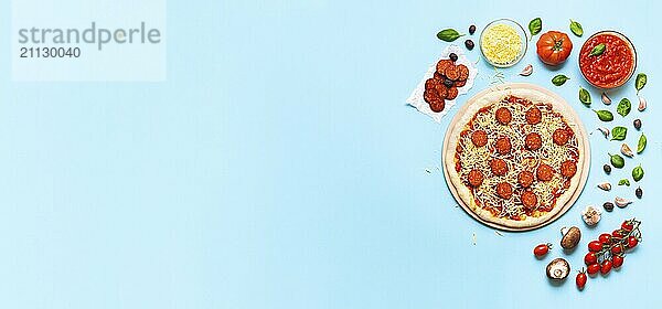 Herstellung von Pizza Peperoni Banner mit Teig  Käse und Salami auf blauem Hintergrund. Pizza Zutaten und Prozeß der Herstellung. Authentisches italienisches Rezept