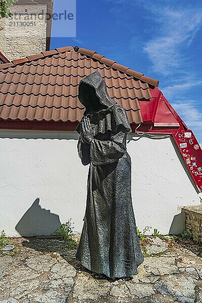 Skulptur von 3 Mönchen im Dänischen Garten in Tallinn  Estland  Europa