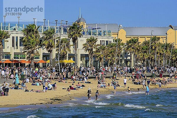 Menschen  die sich am Strand von St. Kilda in Melbourne  Victoria  Australien  vergnügen  Ozeanien