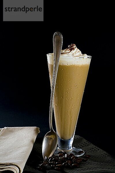 Eiskaffee mit Sahne auf schwarzem Hintergrund