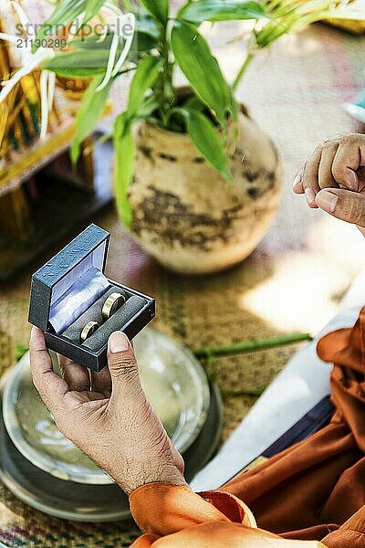 Mönche segnen buddhistische Eheringe an der Kep Küste in Kambodscha